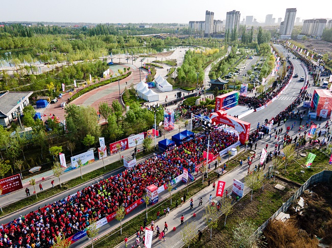 “杭州-阿克苏同心杯”2024阿克苏市马拉松盛大开赛